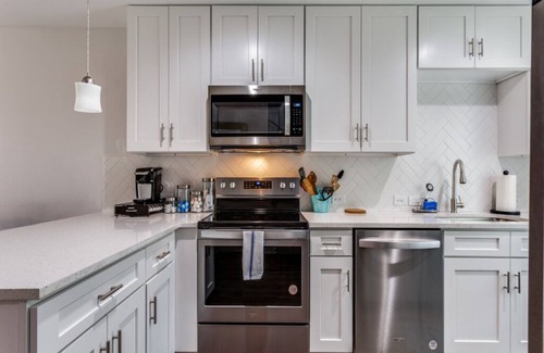 South Lamar Condominio | Minutes to trendy spots, free parking, new inside!