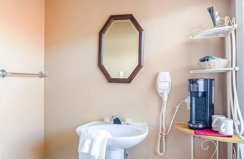 Abbeville Casa | Minutes to West Cambridge Park! FREE Onsite Parking and FREE Breakfast!