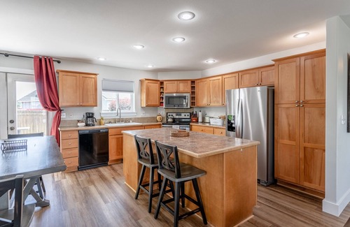 Moses Lake Casa | Minutes to world class Sand Dunes, Surf'n'Slide 5 star waterpark & sandy beaches