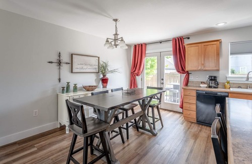 Moses Lake Casa | Minutes to world class Sand Dunes, Surf'n'Slide 5 star waterpark & sandy beaches