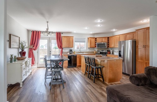 Moses Lake Casa | Minutes to world class Sand Dunes, Surf'n'Slide 5 star waterpark & sandy beaches