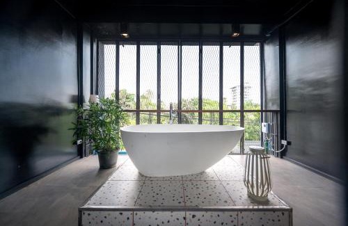 Phra Khanong Nuea Villa | MIQ Ekkamai2 3BR Designer home Oval Bathtub 15pax