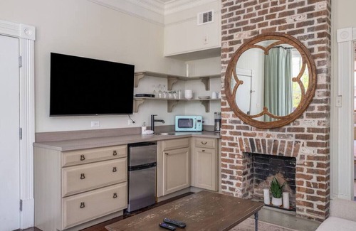 Historic Downtown Savannah Condominio | Mirabelle Building - 4 Private Suites in the Heart of Historic Savannah