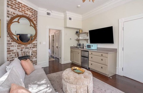 Historic Downtown Savannah Condominio | Mirabelle Building - 4 Private Suites in the Heart of Historic Savannah