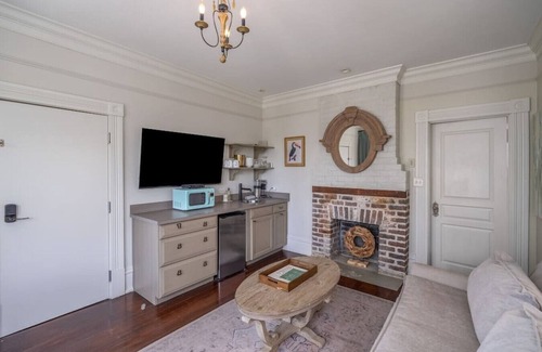 Historic Downtown Savannah Condominio | Mirabelle Building - 4 Private Suites in the Heart of Historic Savannah
