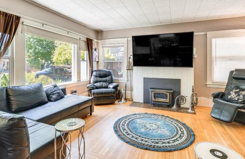 Stockton Casa | Miracle Mile Stay Classic Stockton Home with Yard!