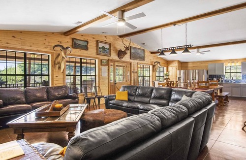 Leakey Cabina | Miracle Springs Ranch Lodge