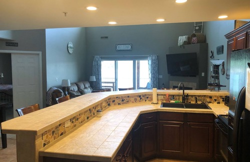 Camdenton Condominio | Miramar 3 Br 2 Ba + loft, cubierta filtrada con vista al canal principal, Wifi
