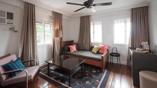 Bagong Lipunan Ng Crame Apartamento | MiraNamin M A P I L I G Suite in Unique Historic Home - Shared Kitchen, Rooftop