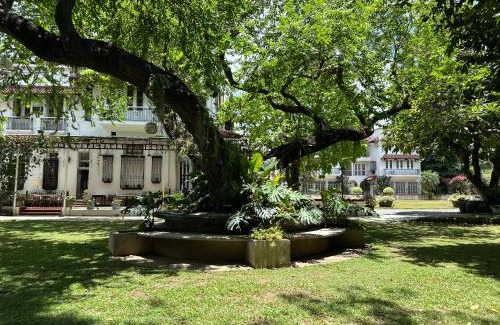 Bagong Lipunan Ng Crame Apartamento | MiraNamin Nest CALACHUCHI Room in Unique Historic Home - Balcony, Rooftop, Garden View, Shared Kitchen, Pet Friendly with a Fee