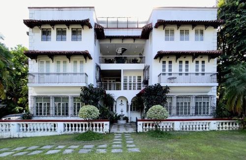 Bagong Lipunan Ng Crame Apartamento | MiraNamin Nest CALACHUCHI Room in Unique Historic Home - Balcony, Rooftop, Garden View, Shared Kitchen, Pet Friendly with a Fee