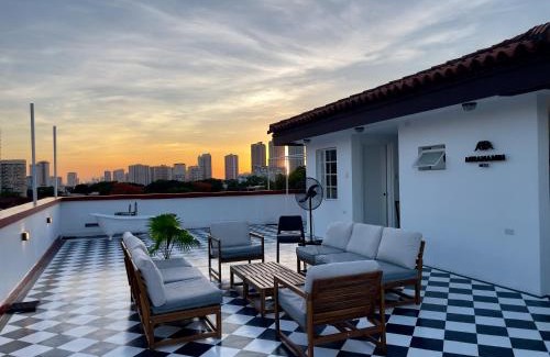 Bagong Lipunan Ng Crame Apartamento | MiraNamin Nest LANTANA SUITE in Unique Historic Home with Garden Access, Rooftop, Bathtub, Private Kitchen