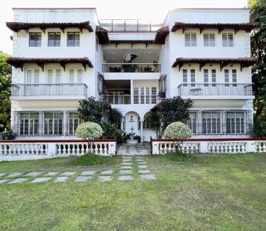 Bagong Lipunan Ng Crame Apartamento | MiraNamin Nest LIRYO and LANTANA Residence in Unique Historic Home - Garden, Rooftop, Private Kitchen