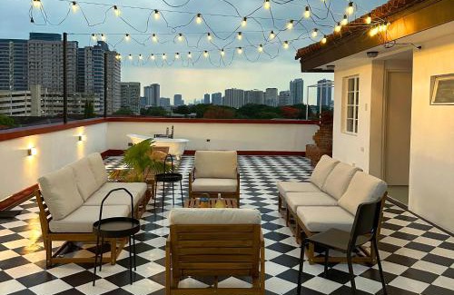 Bagong Lipunan Ng Crame Apartamento | MiraNamin Nest LIRYO Suite in Unique Historic Home - Garden Access, Family Friendly, Shared Kitchen