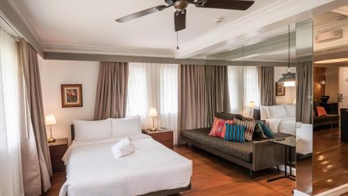 Bagong Lipunan Ng Crame Apartamento | MiraNamin Nest ROSAL Suite in Unique Historic Home - Garden View, Shared Kitchen