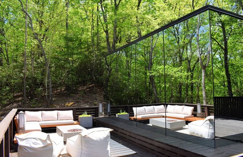 Clarkesville Casa | Mirror Häus in mountains! Ice bath, sauna, cedar tub, & large outdoor living.