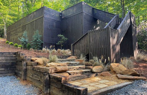 Clarkesville Casa | Mirror Häus in mountains! Ice bath, sauna, cedar tub, & large outdoor living.