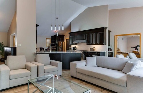 Port Carling Casa | Mirror Mirror! Fabulous newly renovated 8 bedroom Muskoka cottage