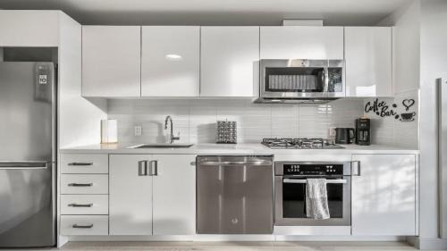 Connaught Casa | Miso 2 BD - Skyline View Patio Gym Pool & AC