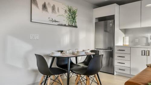 Connaught Casa | Miso 2 BD - Skyline View Patio Gym Pool & AC