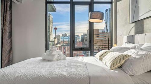Connaught Casa | Miso 2 BD - Skyline View Patio Gym Pool & AC