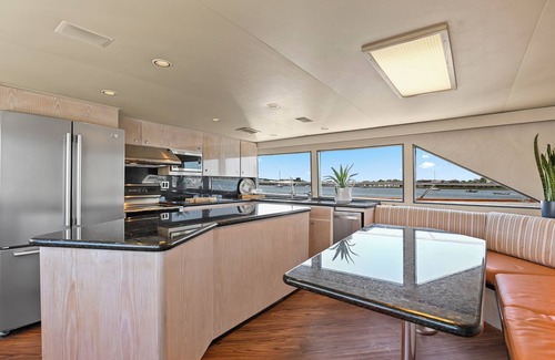 Downtown Charleston Alquiler De Eote | Miss Emily - Dockside Downtown on a Super Yacht!