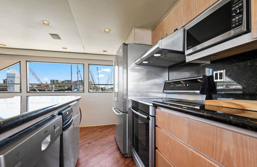 Downtown Charleston Alquiler De Eote | Miss Emily - Dockside Downtown on a Super Yacht!
