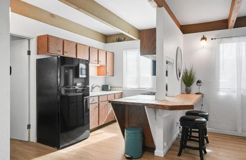 Mission Beach Apartamento | Mission Bay Condo - Steps to Sand, Dining, AC, Parking & Shops!
