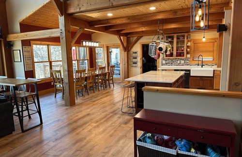 Inver Grove Heights Casa | Un retiro idílico, con jacuzzi y vistas impresionantes del río Mississippi