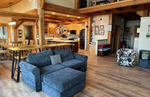 Inver Grove Heights Casa | Un retiro idílico, con jacuzzi y vistas impresionantes del río Mississippi