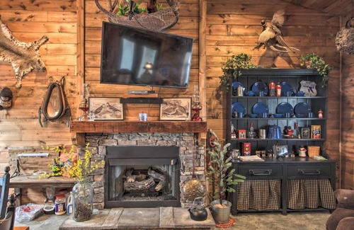 Dawn Casa | Missouri Vacation Rental with Fire Pit Access