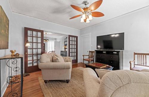 Fort Worth Casa | Mistletoe Heights Bungalow