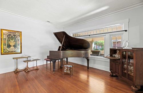 Fort Worth Casa | Mistletoe Heights Bungalow