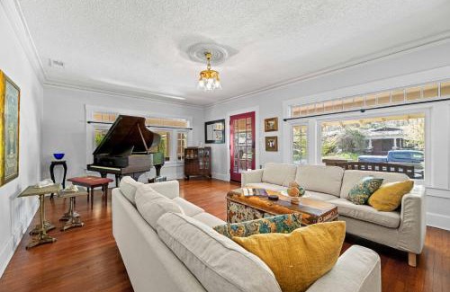 Fort Worth Casa | Mistletoe Heights Bungalow