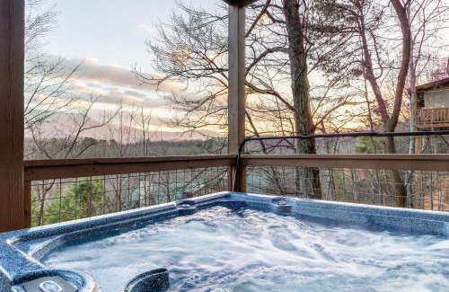Gatlinburg - Pigeon Forge Casa | Misty Mountain by AvantStay Hot Tub Mountain Views Theater Pool Table