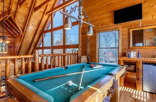 Gatlinburg - Pigeon Forge Casa | Misty Mountain by AvantStay Hot Tub Mountain Views Theater Pool Table