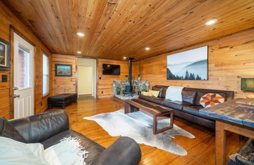 Glenwood Casa | Misty Mountain Cabin Spectacular Scenic Escape by Caddo River