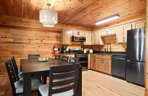 Allons Cabina | Mitchell Creek Marina Lodge 15
