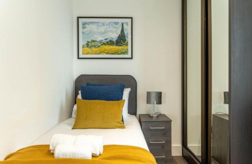 College Park and Old Oak Apartamento | Mitre Van Gogh by Artsy