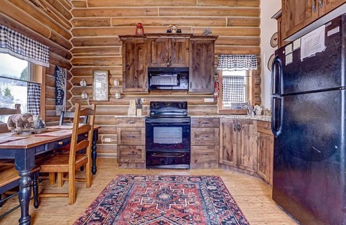 Alton Cabina | MJ's Cabin Located on a Hill Top Near Zion and Bryce Canyon. Pet Friendly.