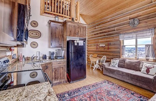 Alton Cabina | MJ's Cabin Located on a Hill Top Near Zion and Bryce Canyon. Pet Friendly.