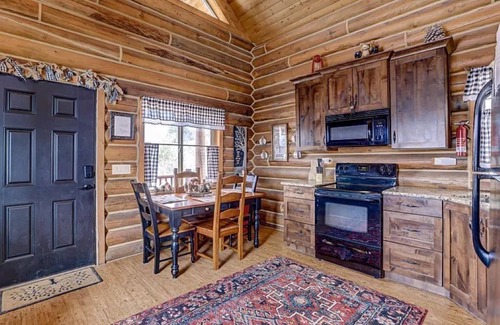 Alton Cabina | MJ's Cabin Located on a Hill Top Near Zion and Bryce Canyon. Pet Friendly.