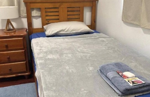 Macquarie Fields Cama Y Desayuno | MJED House is located at Macquarie Fields in ducted air-conditioned & Free WIFI
