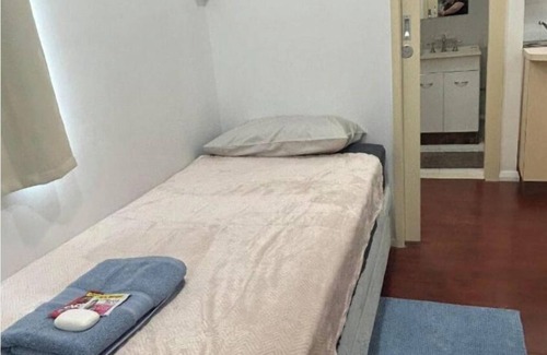 Macquarie Fields Cama Y Desayuno | MJED House is located at Macquarie Fields in ducted air-conditioned & Free WIFI