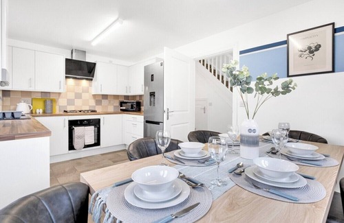 Newport Pagnell Casa | MKRetreat 6 bed house,sleep 7 guests,6 car parking