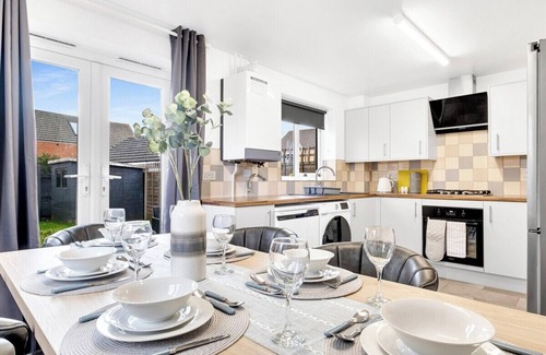 Newport Pagnell Casa | MKRetreat 6 bed house,sleep 7 guests,6 car parking