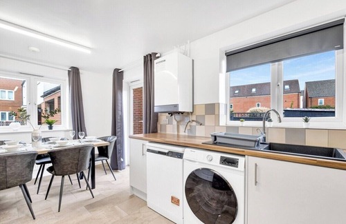 Newport Pagnell Casa | MKRetreat 6 bed house,sleep 7 guests,6 car parking
