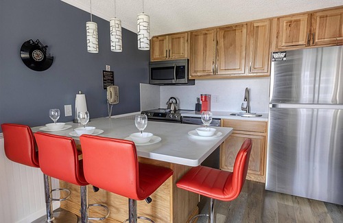 Snowshoe Condominio | ML 108 - Stunning summer oasis! Perfect for your next biking getaway!