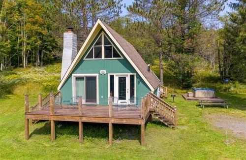 Davis Casa | Adorable Lakefront Chalet