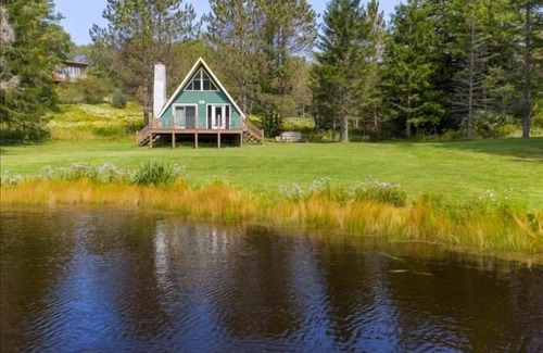 Davis Casa | Adorable Lakefront Chalet